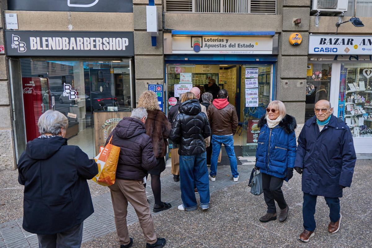 20260102Cues a l´admistració de lotería La Merche per conseguir un numero del NIÑO