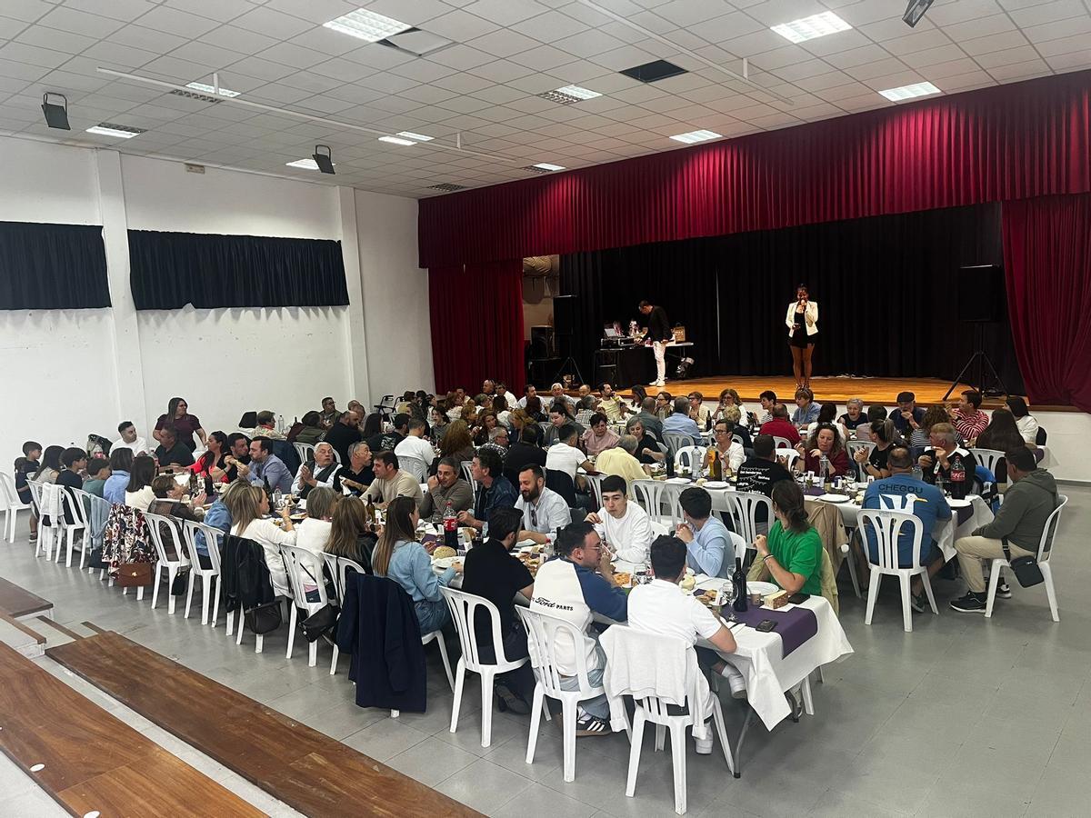 Asistentes al almuerzo celebrado en Rubiáns.