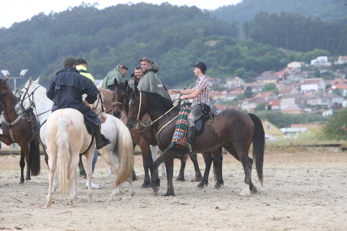 Alrededor de 70 jinetes procedentes de diferentes zonas de la comarca, de Vigo, Baiona y hasta de Pontecaldelas participaron en la XIII Xuntanza Cabalar