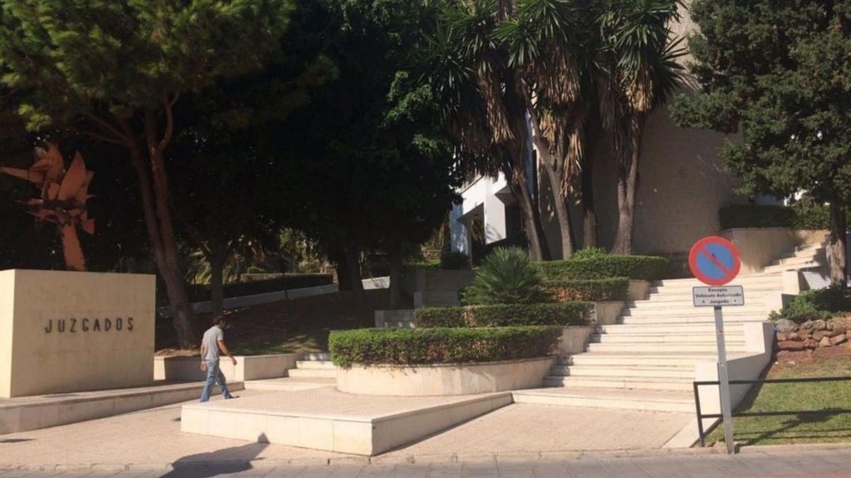 Acceso principal del juzgado que, según CSIF, carece de medidas para prevenir fuegos.