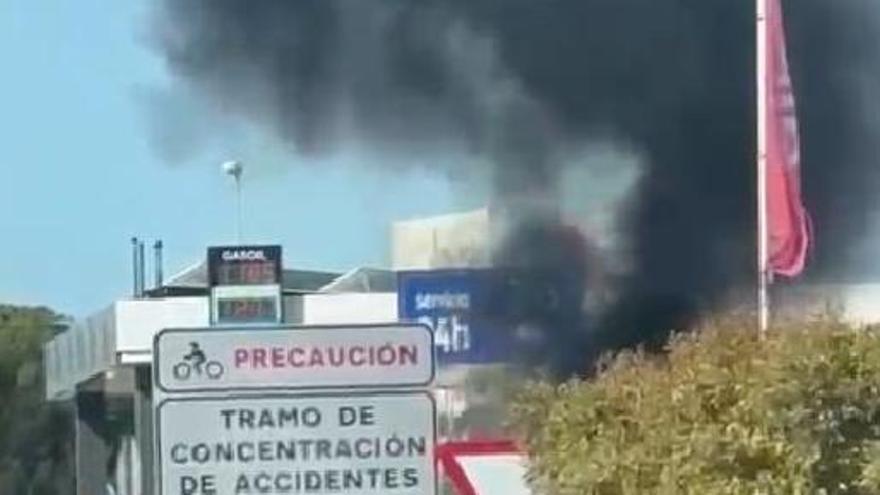 Aparatoso incendio en una gasolinera de Vila-real