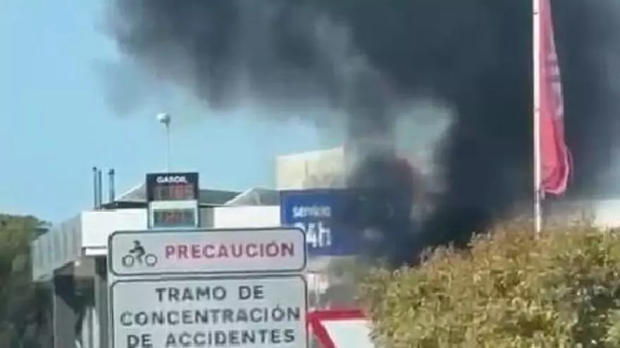 Colas en la N-340 por un aparatoso incendio en una gasolinera de Vila-real