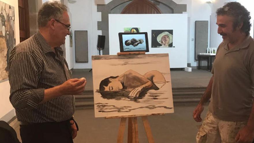 Clodobaldo González imparte un taller de pintura con miel