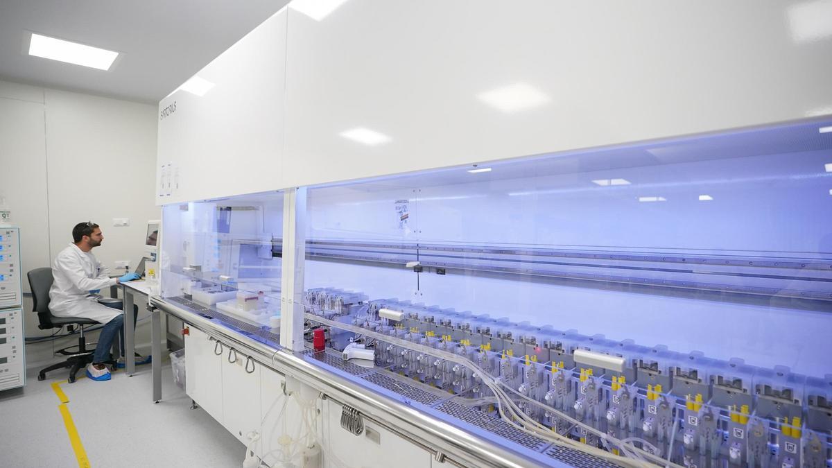 Laboratorio de la planta de Viralgen, que pertenece a la farmacéutica Bayer, en San Sebastián.