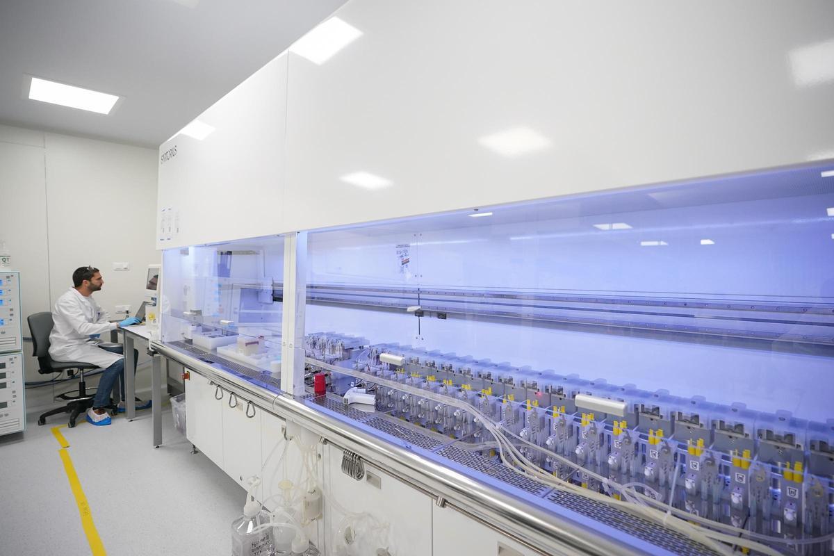 Laboratorio de la planta de Viralgen, que pertenece a la farmacéutica Bayer, en San Sebastián.
