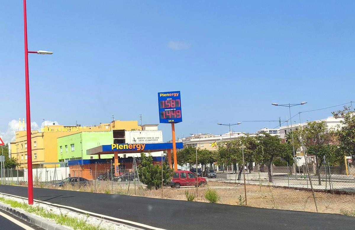 Algunas estaciones del municipio mantienen la gasolina 95 en torno a 1,45 euros por litro, mientras el promedio español ronda los 1,70 euros.