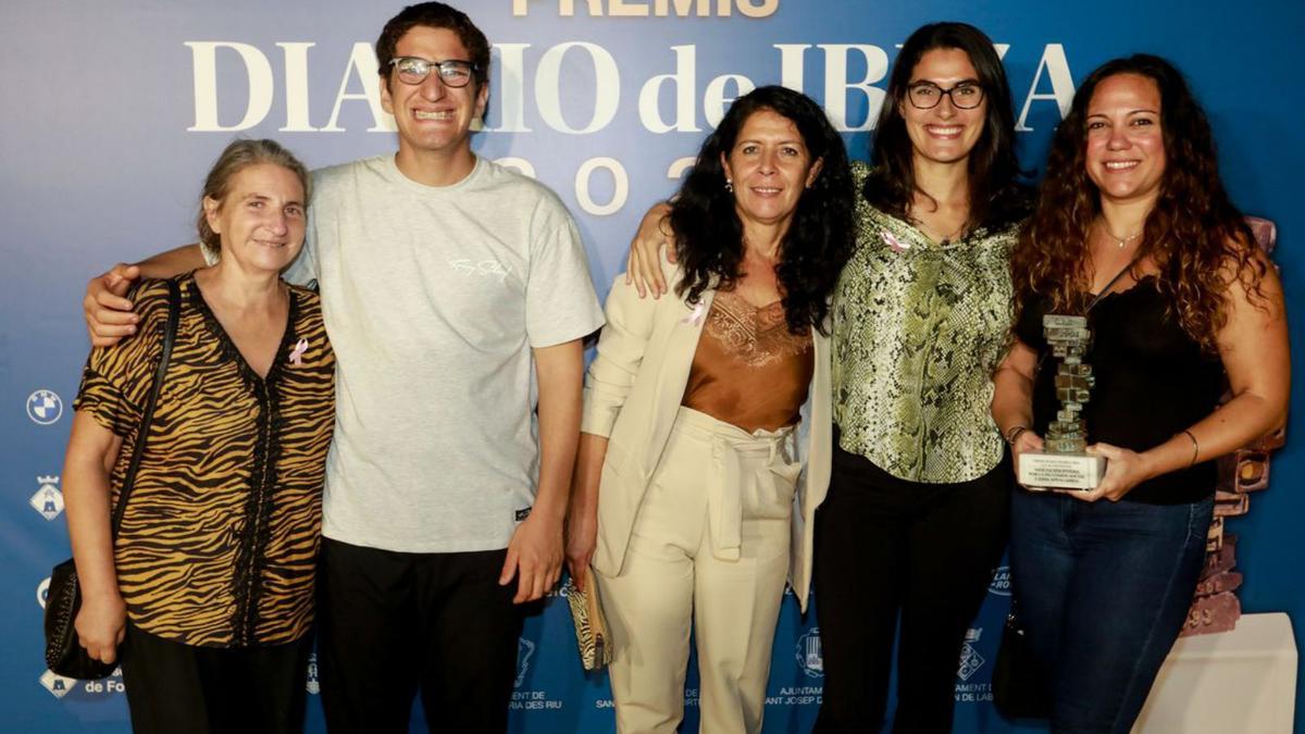 Carmen Ortuzar, Pablo Valenzuela, Lola Penín, Karina Martín (secretaria de la junta de Apies) y Raquel Capó (vocal de la asociación) posan muy sonrientes con el premio en el ‘photocall’ instalado en el Club Diario de Ibiza.