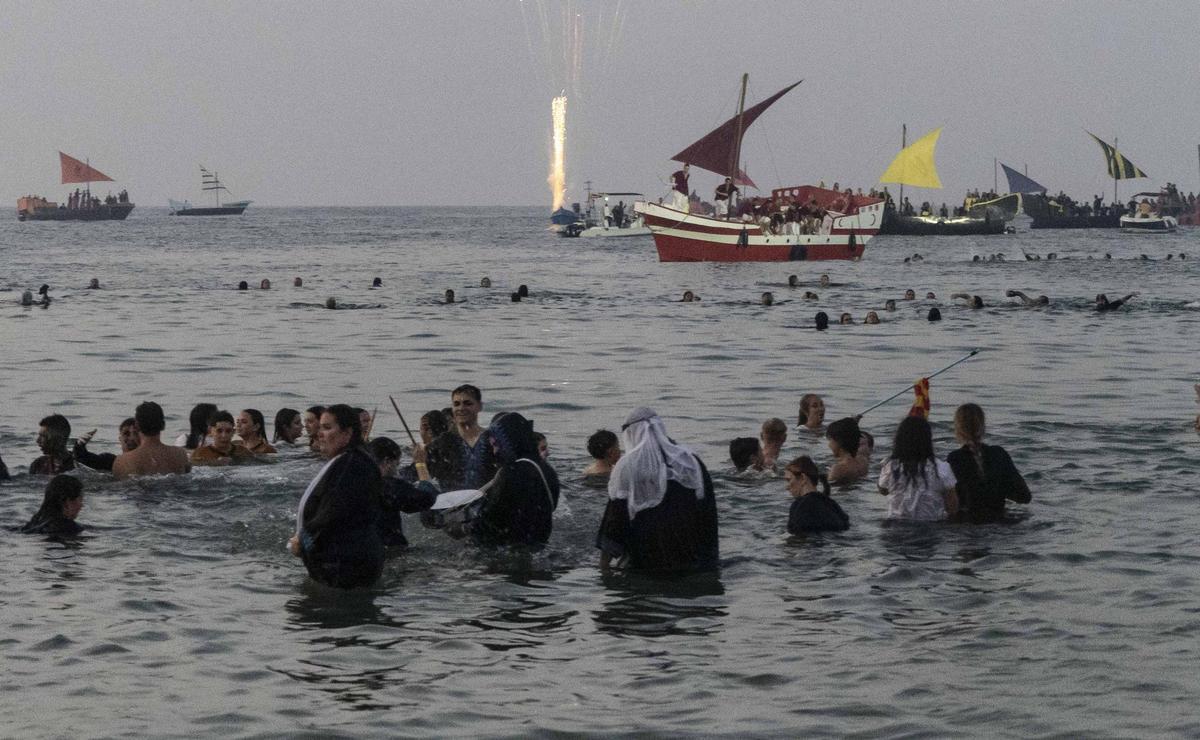 El Desembarco llena de épica la costa de La Vila
