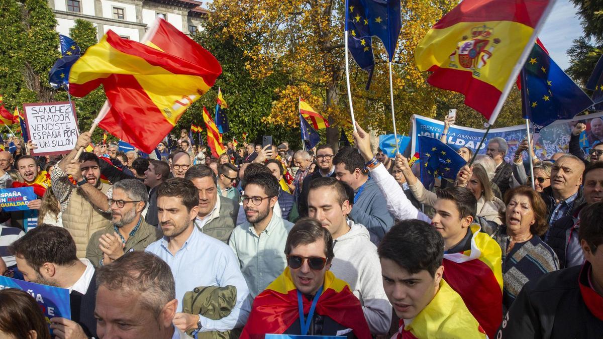 Miles de asturianos se manifiestan en Oviedo, sin incidentes, contra el ...