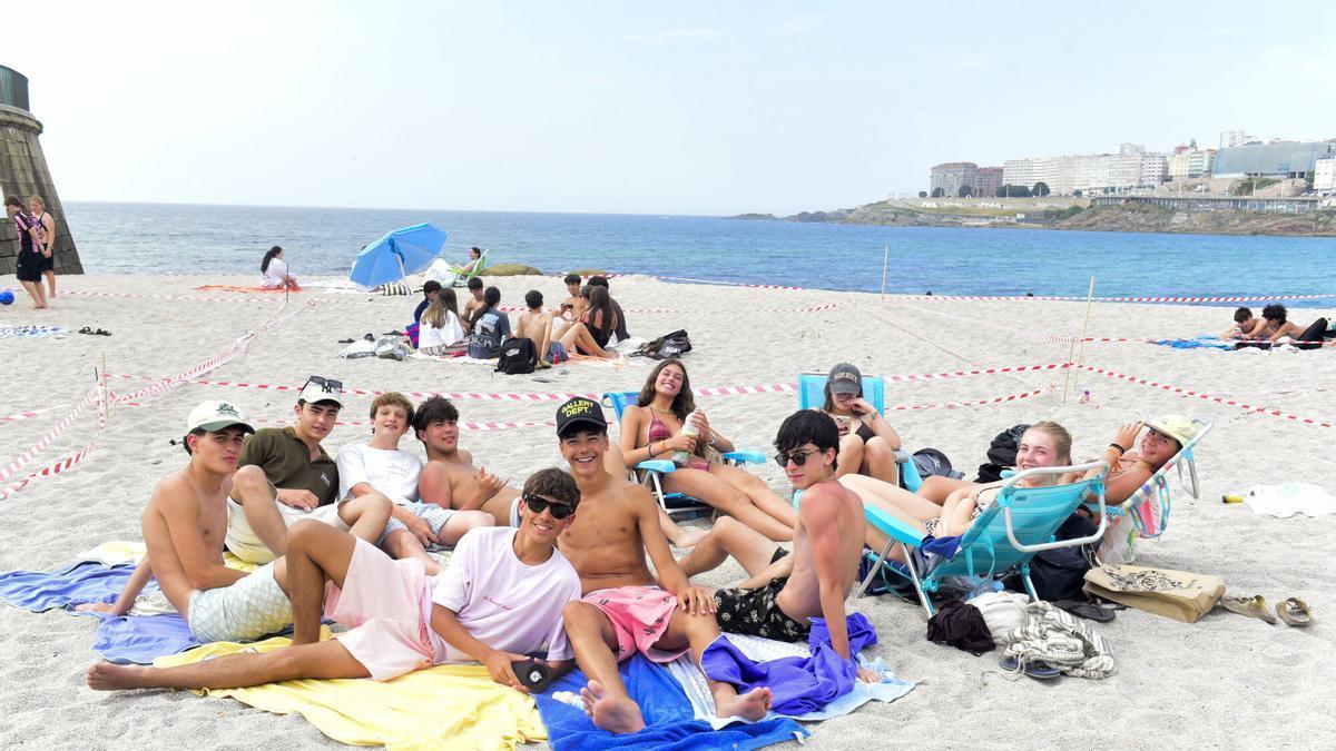 Pandillas de jóvenes inundan los arenales de A Coruña en busca de parcelas para San Juan
