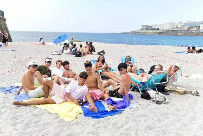 Pandillas de jóvenes inundan los arenales de A Coruña en busca de parcelas para San Juan