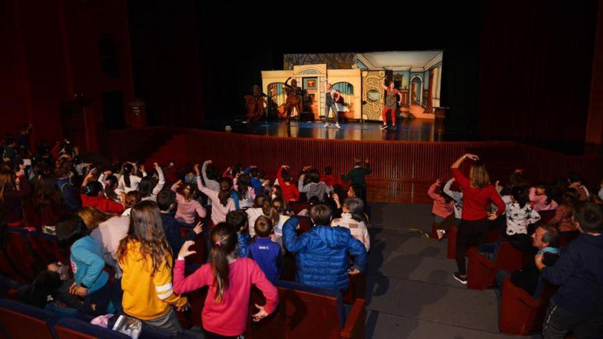 Un grup d’alumnes acudeixen a una representació de teatre en valencià.
