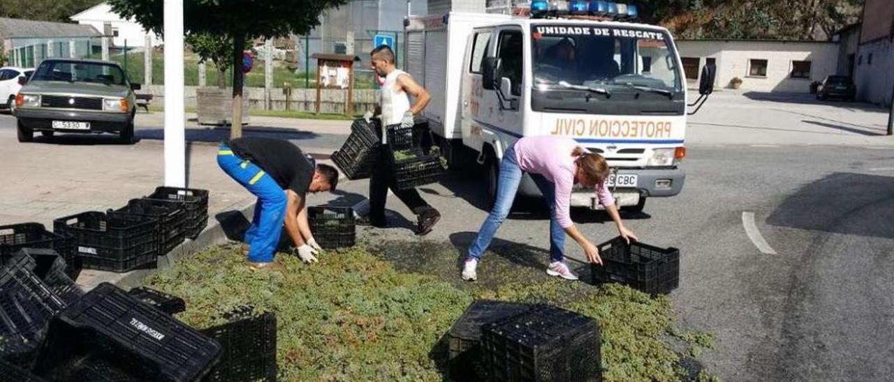 El vuelco de un remolque dejó toda la carga sobre la carretera en Ribadumia. // FDV