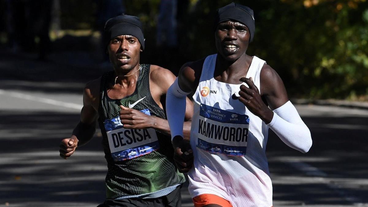 Desisa, el ganador, al lado de Kamworor, tercero al final.