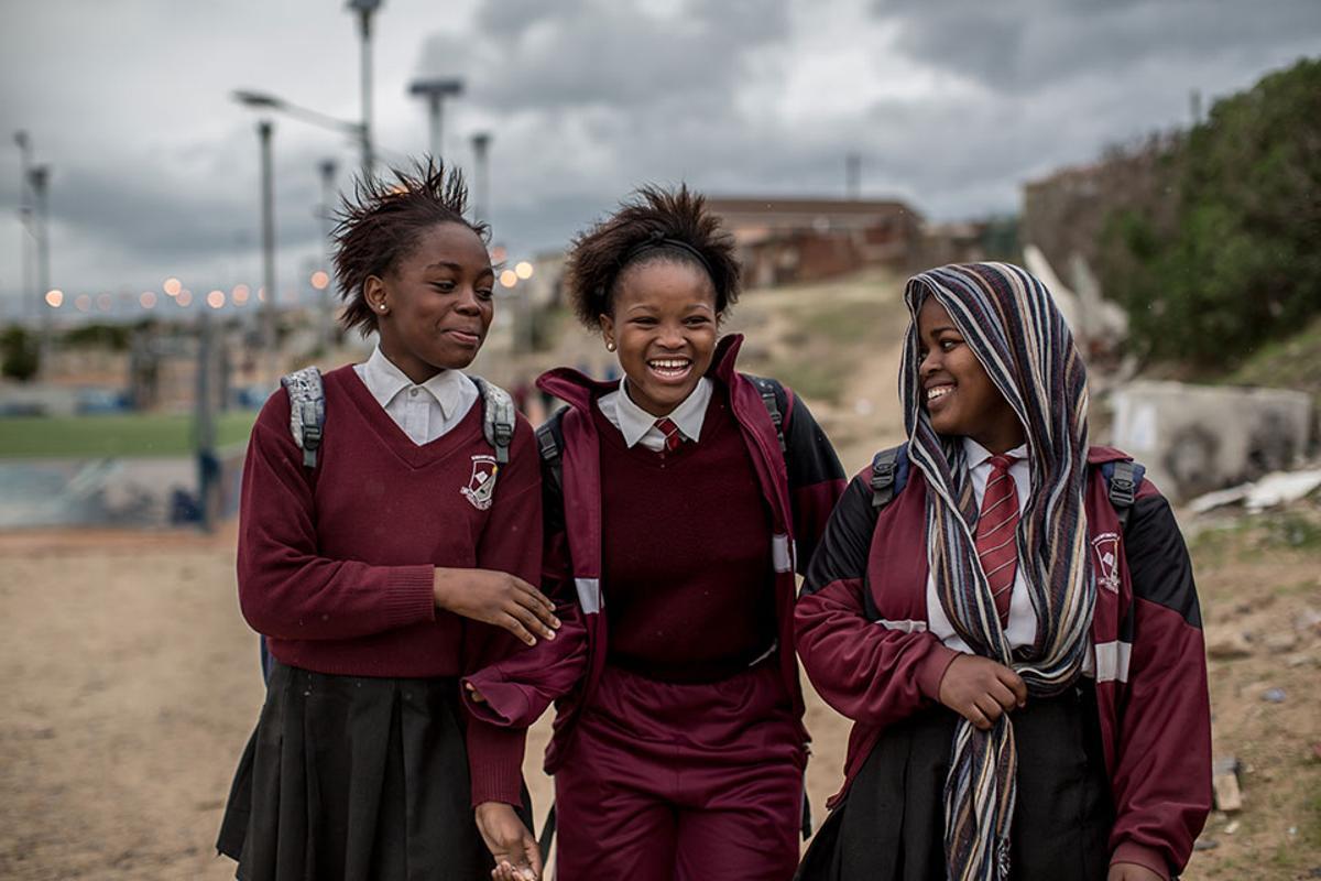 Estudiantes de la escuela de enseñanza primaria de Yomelela, en el barrio de Khayelitsha, Ciudad del Cabo.