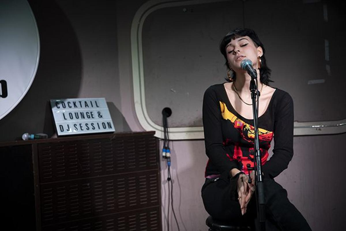 Dora Postigo, en un momento de su concierto en la sala Tempo Club de Madrid