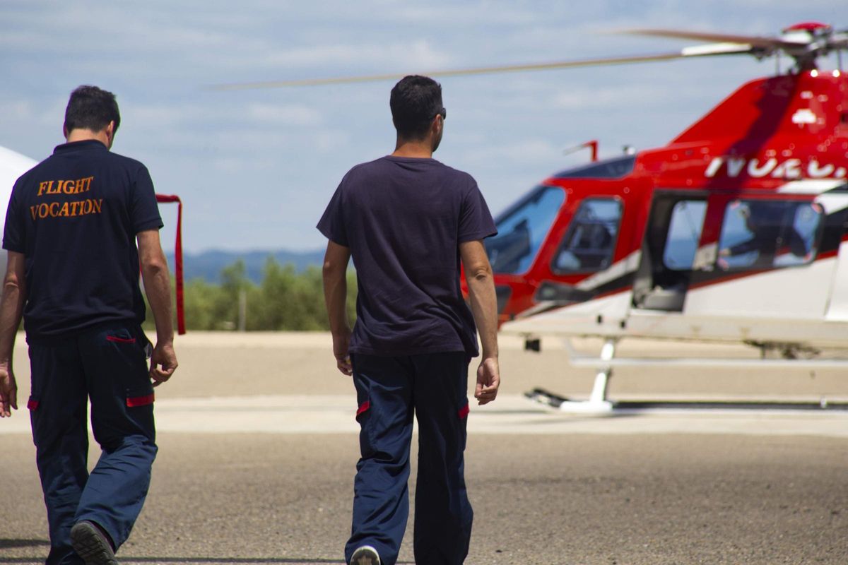 Dos técnicos junto a un helicóptero, en imagen cedida por Pegasus Aerogroup.