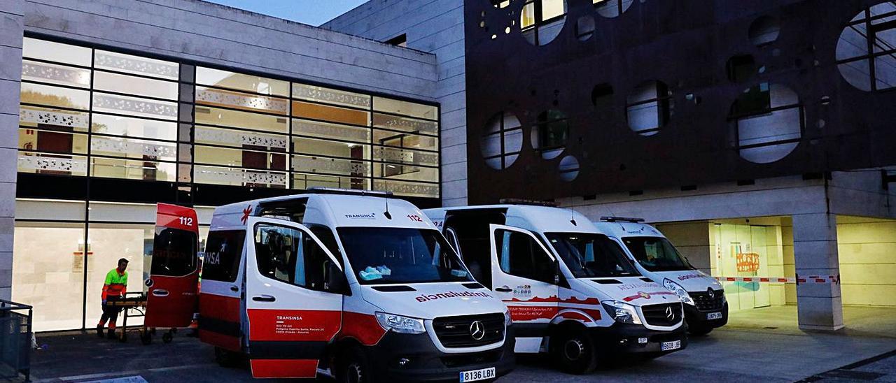 Varias ambulancias, a la entrada del Credine mientras se usó como centro de apoyo por la pandemia. | Juan Plaza