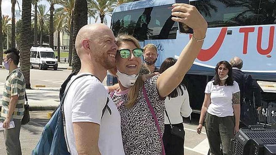 Una pareja de turistas alemanes inmortaliza con un &#039;selfie&#039; su llegada a Mallorca.