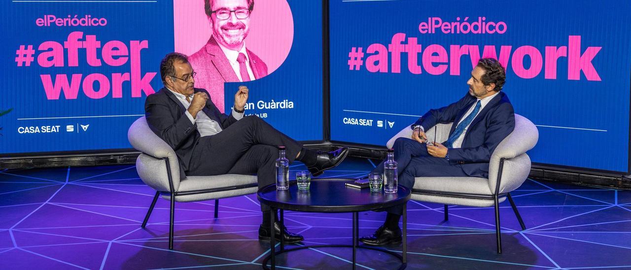 El rector de la Universitat de Barcelona (UB), Joan Guàrdia, conversa con el director de EL PERIÓDICO, Albert Saéz, durante el afterwork celebrado en 'Casa Seat'.