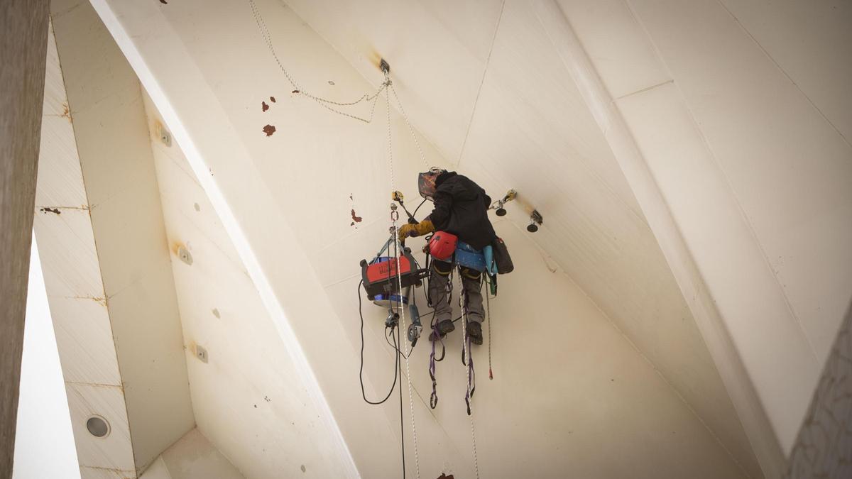 VLC Palau de les Arts. Inicio de las obras de reparación de la cubierta. Grúa y escaladores.