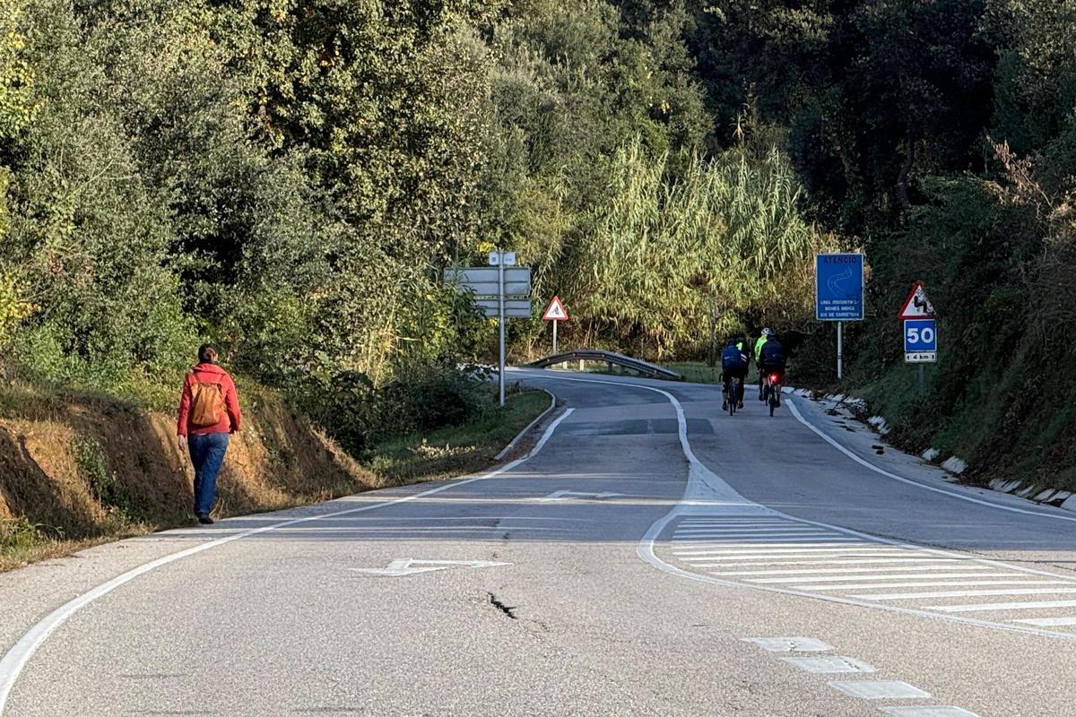 Uns ciclistes circulen en paral·lel per la GI-531