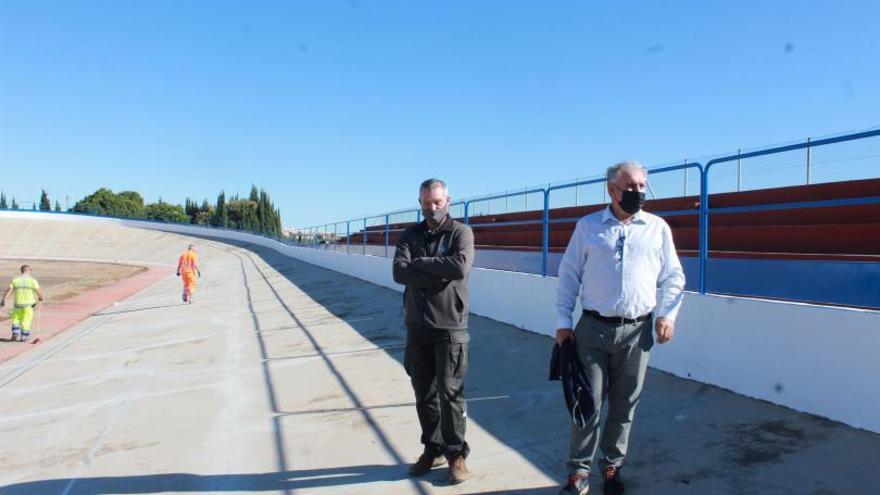 El edil Vicent Aparisi comprobó el avance de las actuaciones en el velódromo.