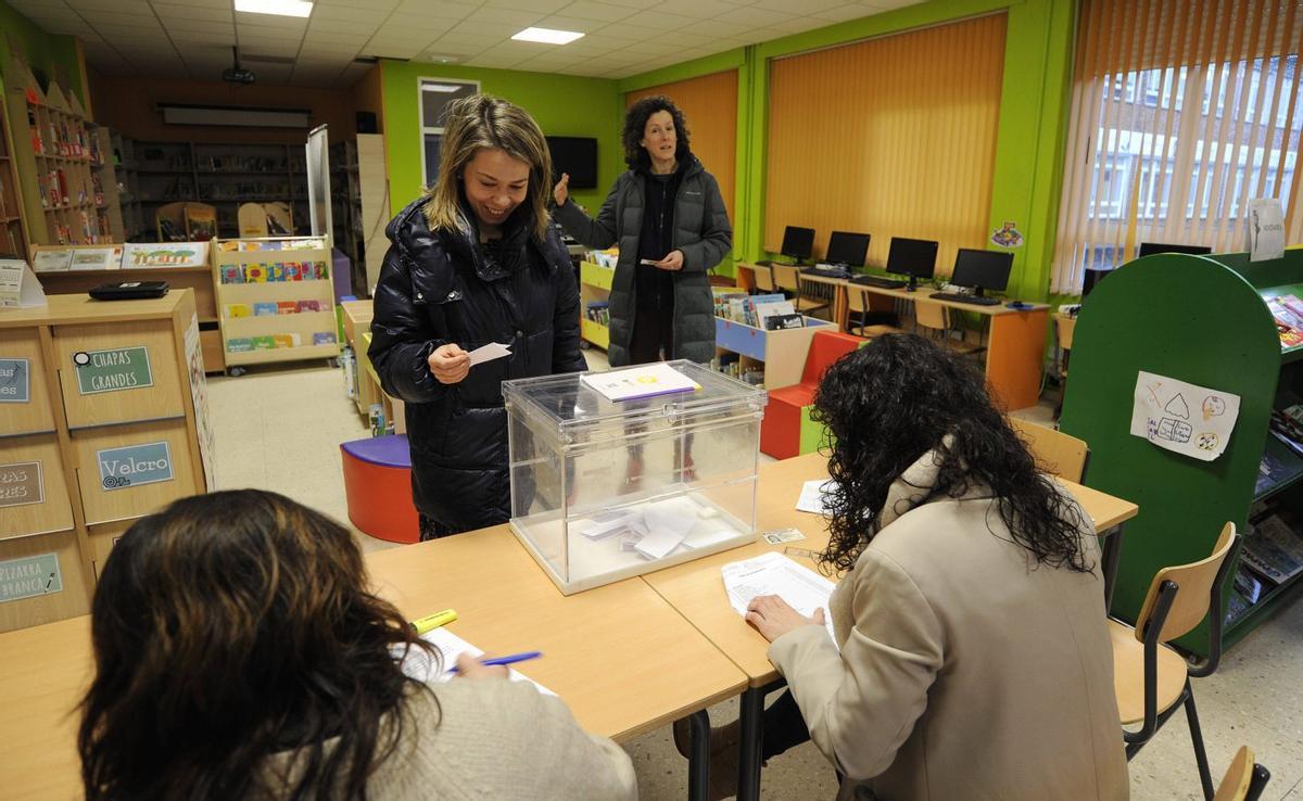 Una madre vota en las instalaciones del CEIP de A Bandeira. | BERNABÉ/JAVIER LALÍN
