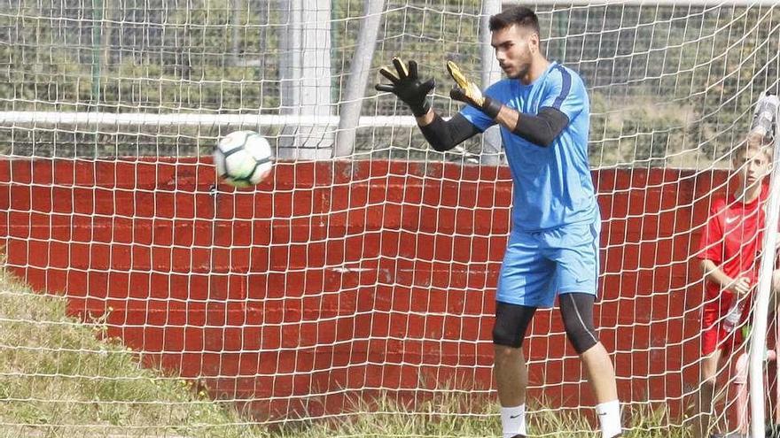 Dani Martín vuelve a ejercitarse en la portería tras sus problemas en una mano que le tuvieron de baja