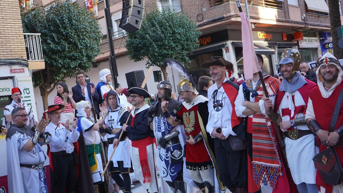 Un momento del desfile extraordinario de este sábado, con el alcalde Jorge Rodríguez al fondo.