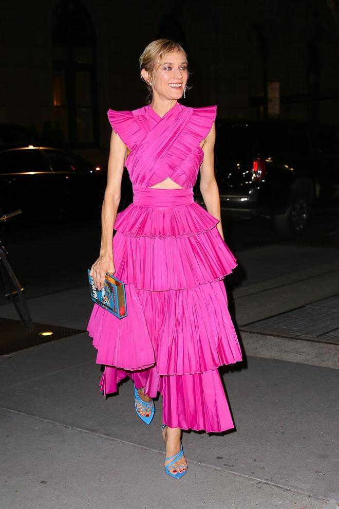 Diane Kruger con vestido rosa con volantes plisados