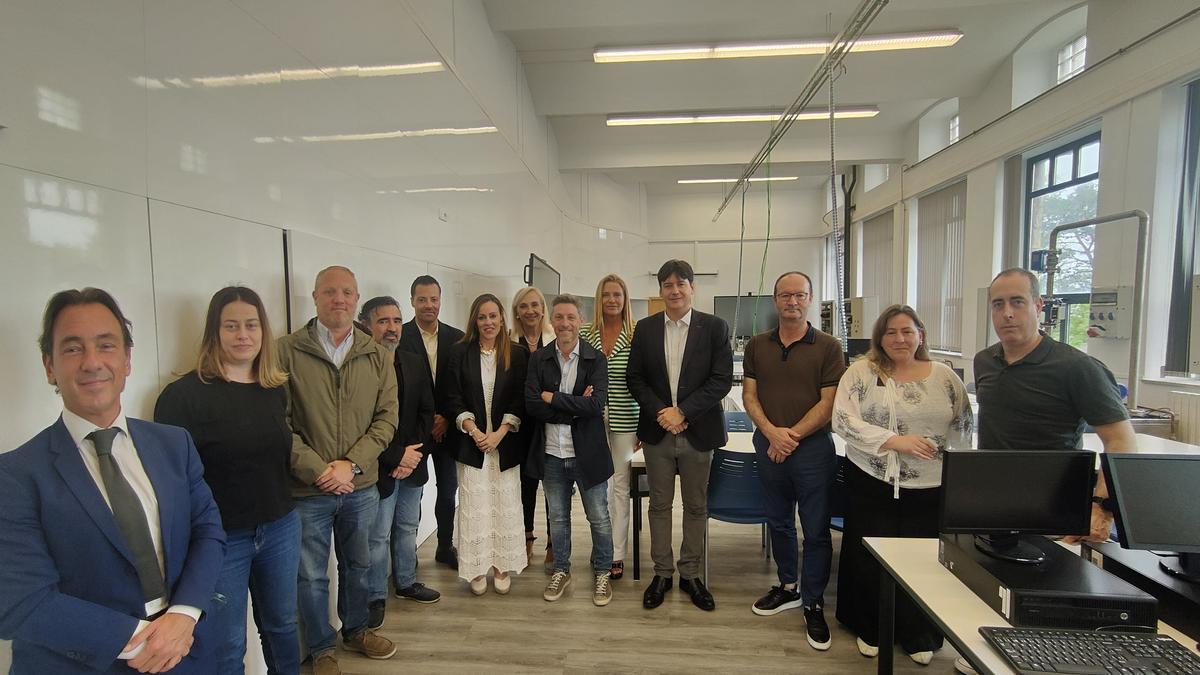 Borja Sánchez, en el centro, con representantes de las empresas y responsables del CFIP de La Laboral, en Gijón.