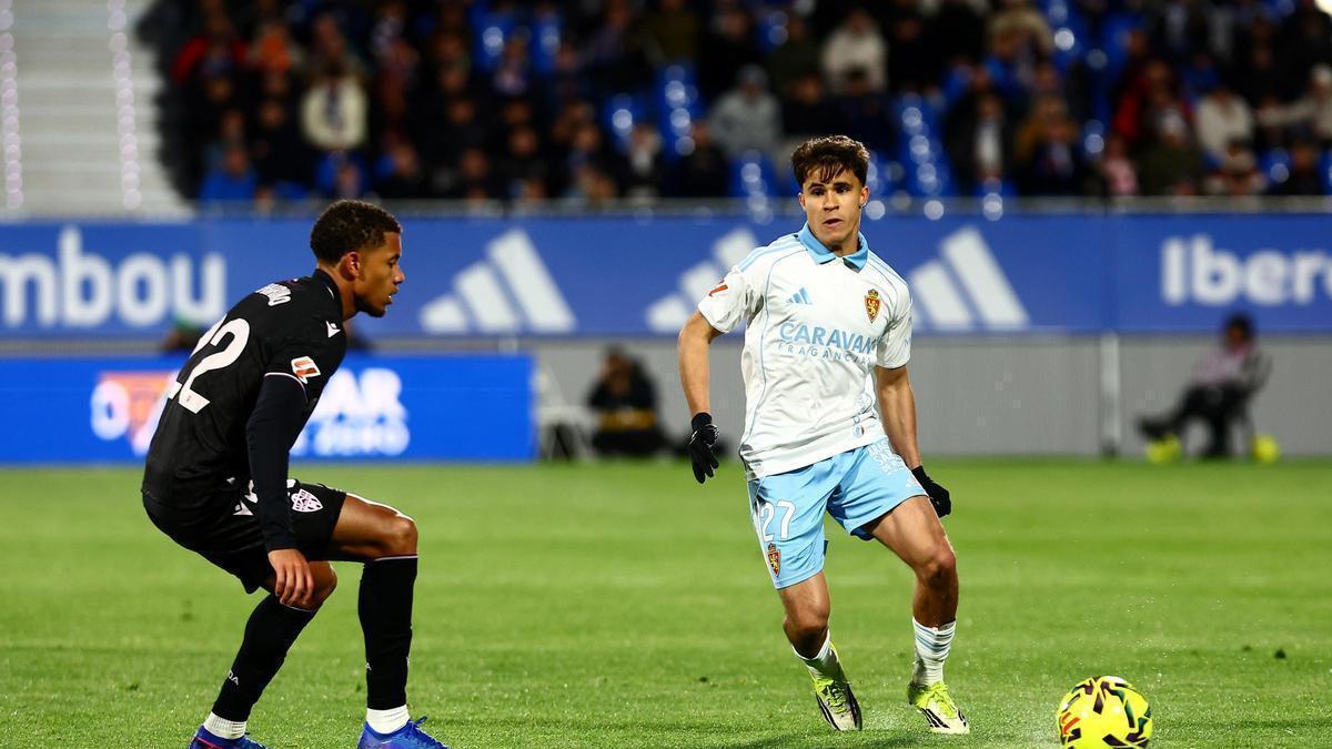 Larios realiza un pase delante de Chirino.