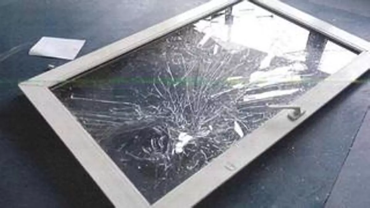 Cae una ventana sobre una trabajadora del Concello de Vigo: «El estado del edificio es insalubre y peligroso»