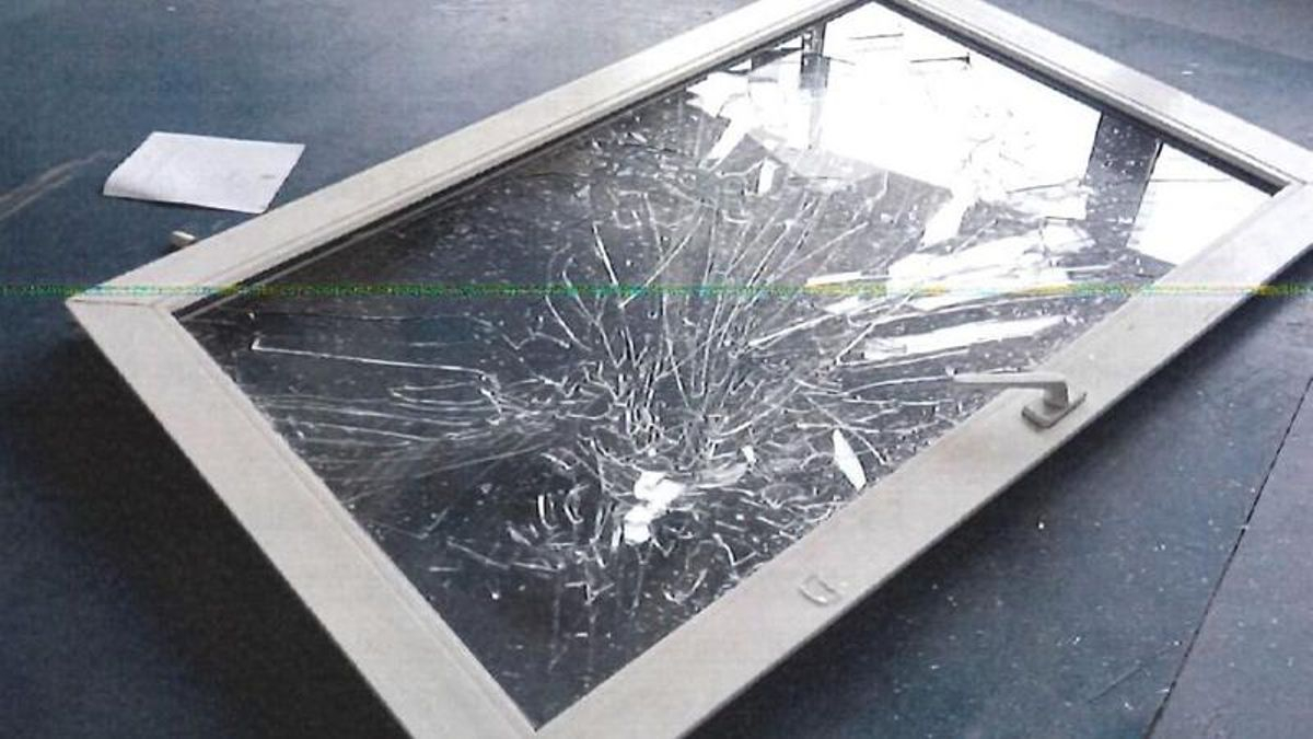 Ventana que se desprendió en la novena planta del Concello de Vigo y golpeó a una trabajadora.