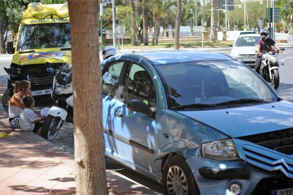 Una ambulancia choca contra un choque cuando iba d