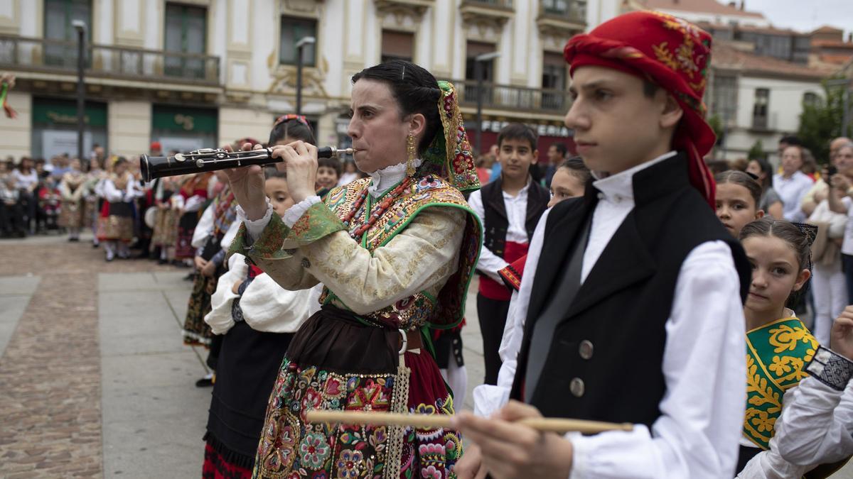 Muestra de folklore, grupo Doña Urraca, durante las Ferias y Fiestas de San Pedro.