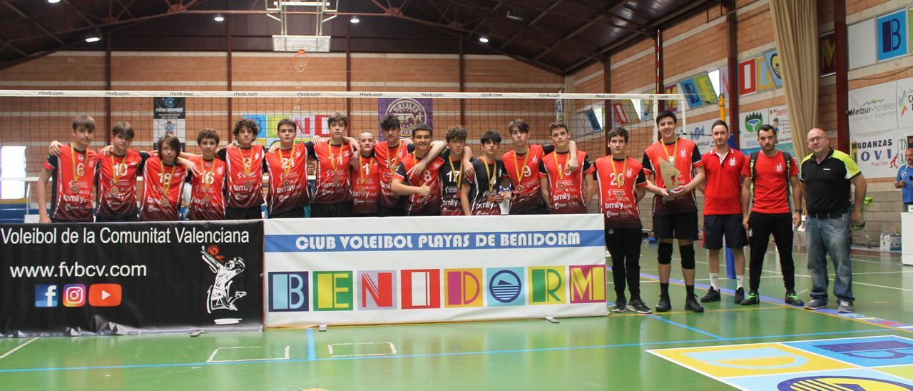 Jugadores y técnicos del Xàtiva Voleibol en Benidorm