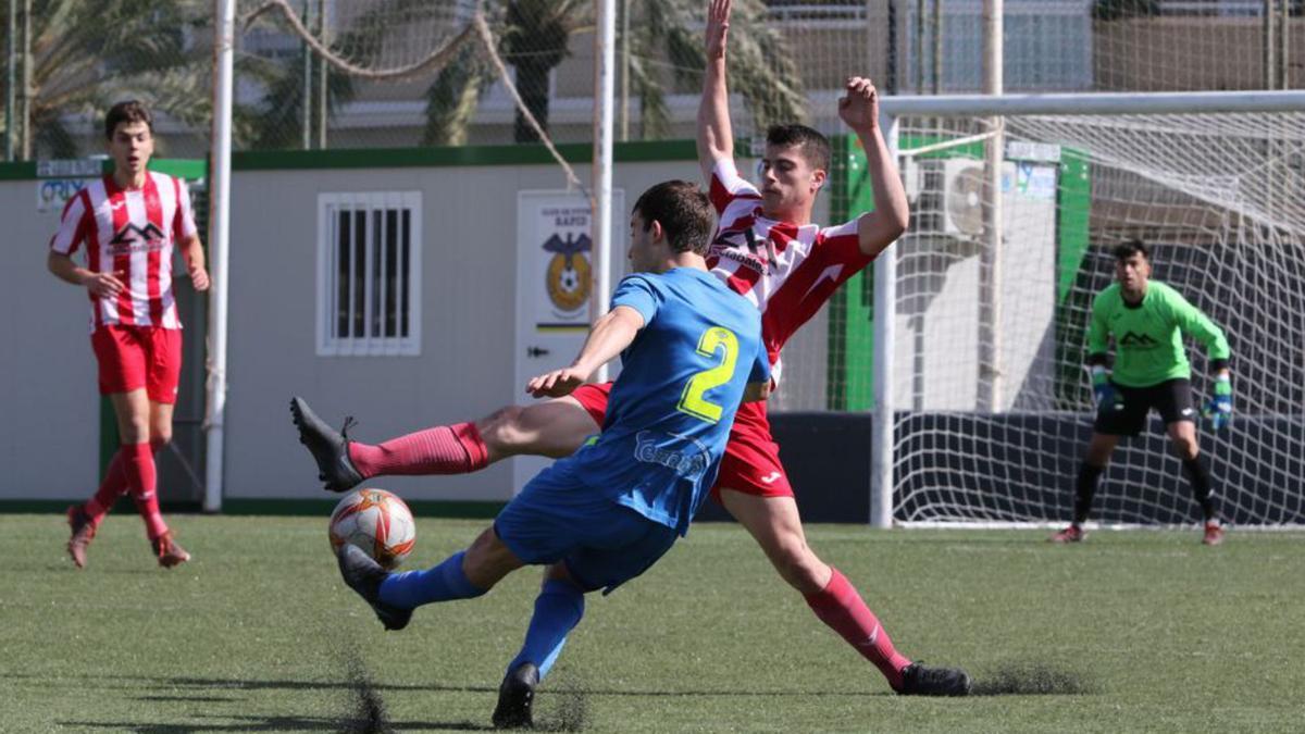 El interista Aguilar golpea el balón para un centro al área del Manacor.