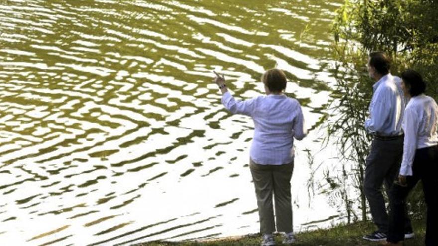 Merkel y Rajoy de paseo por el lago Huwenow