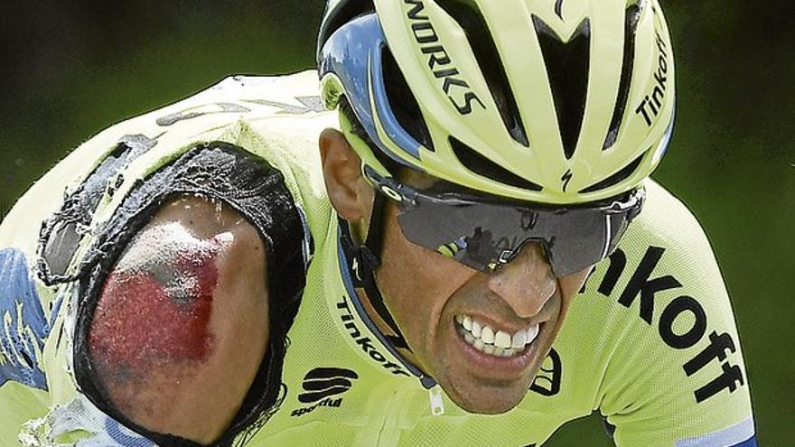 Alberto Contador se cae y Cavendish es el primer líder