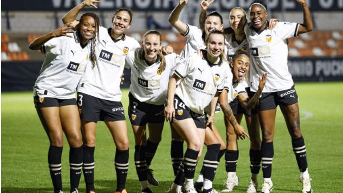 Las jugadoras del Valencia Femenino celebran la victoria ante el Granada