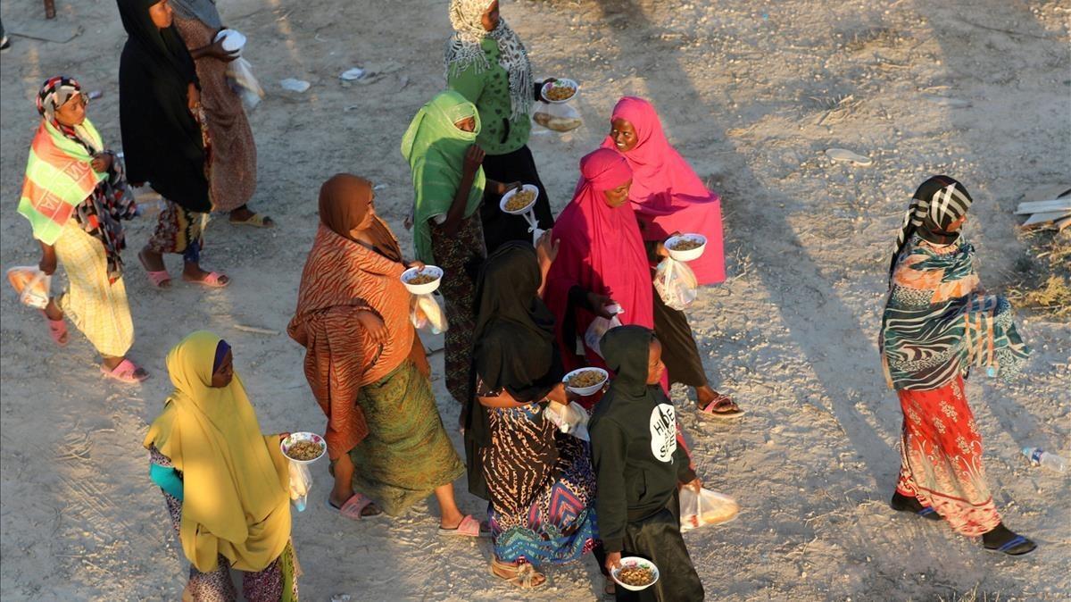 zentauroepp40484566 migrants walk after receiving food at a detention center in 171017174912