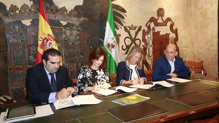 Manuel Cardeña, Margarita del Cid, Ángeles Muñoz y Manuel Osorio, en la firma del convenio.