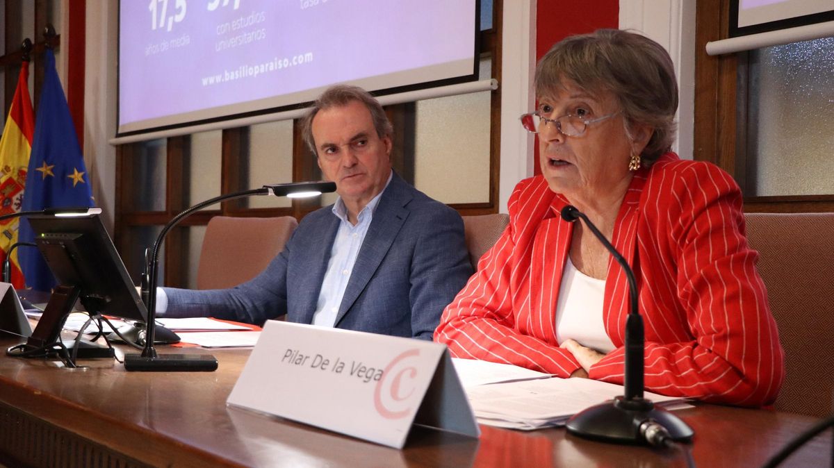 Pilar de la Vega y Jorge Villarroya en la presentación del informe, este lunes.