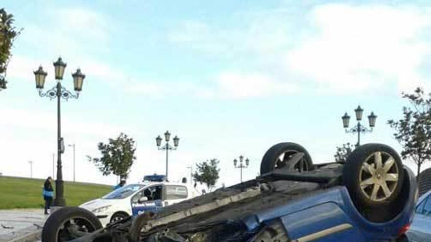 Aspecto que presentaba un coche que protagonizó un accidente en la calle Colegio Virgen Milagrosa.