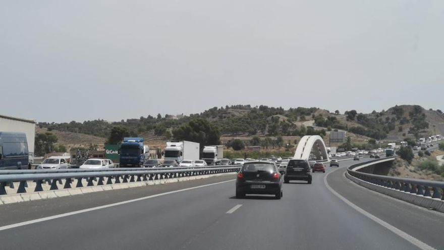 Atasco de 13 km en la A-7 a su paso por Murcia al inicio del Puente del Pilar