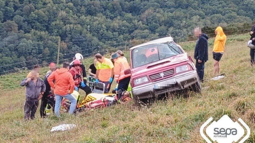 Herido de gravedad un conductor al salirse de la calzada en la localidad de Santullano (Allande)