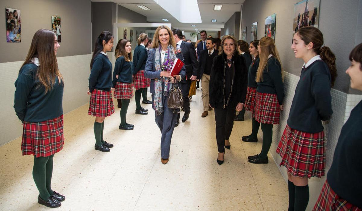 La Infanta Cristina entrega un premio de la Fundación Mapfre a una alumna del Colegio ALtozano La Infanta Cristina entrega un premio de la Fundación Mapfre a una alumna del Colegio ALtozano
