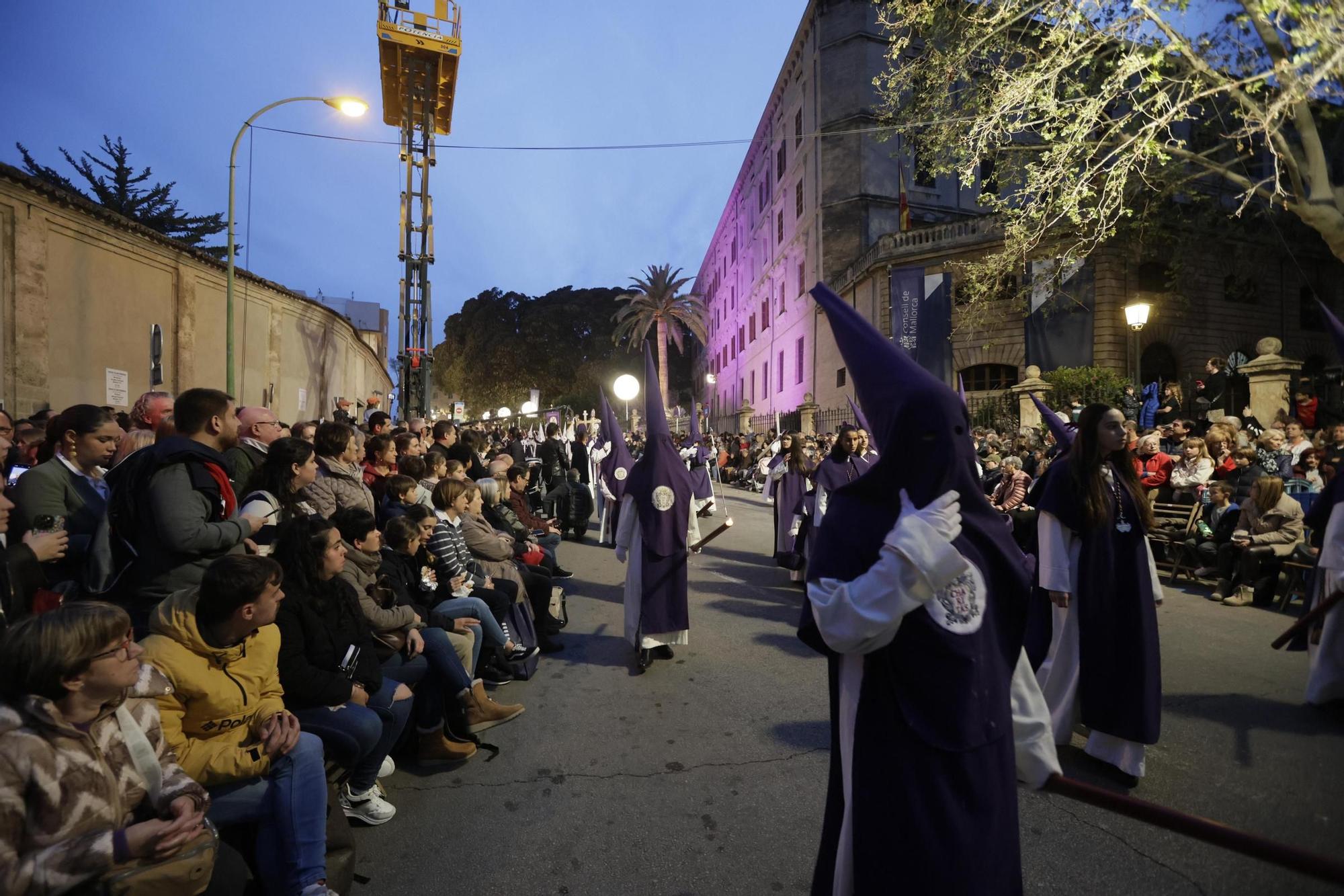 El centro de Palma vive con fervor la multitudinaria procesión del Crist de la Sang